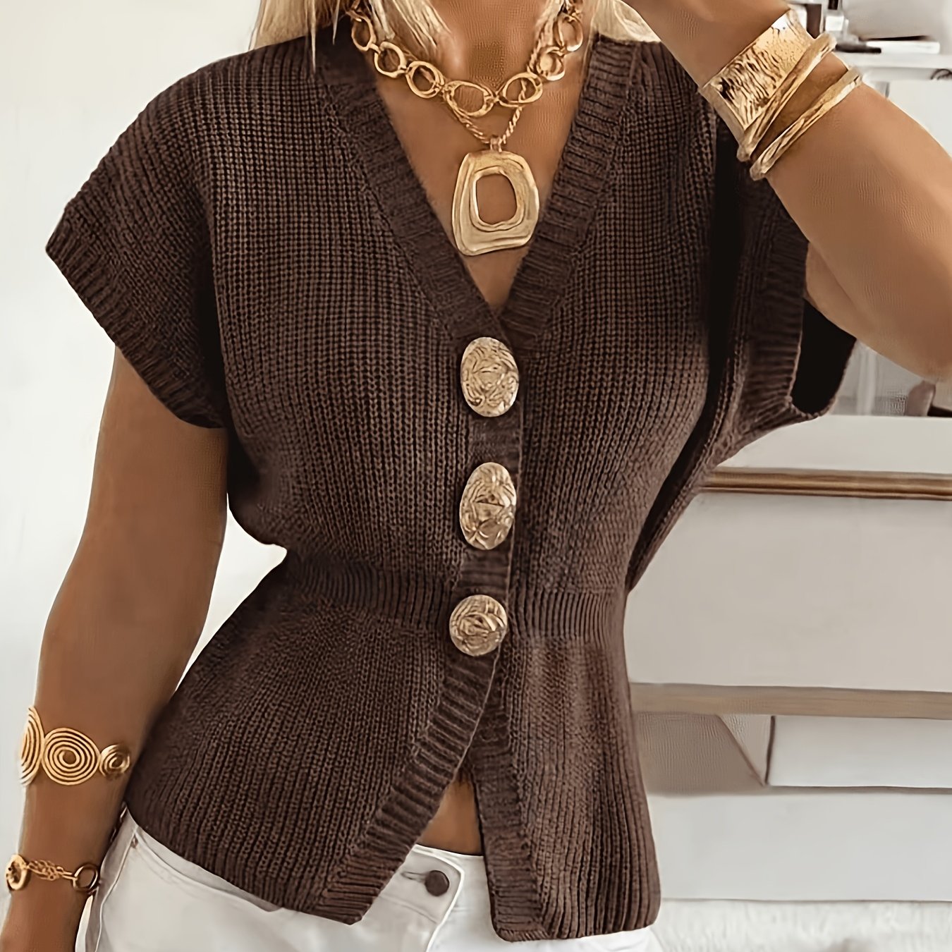 Kaya | Mouwloze gebreide damescardigan – gilet met metalen knoopsluiting aan de voorkant