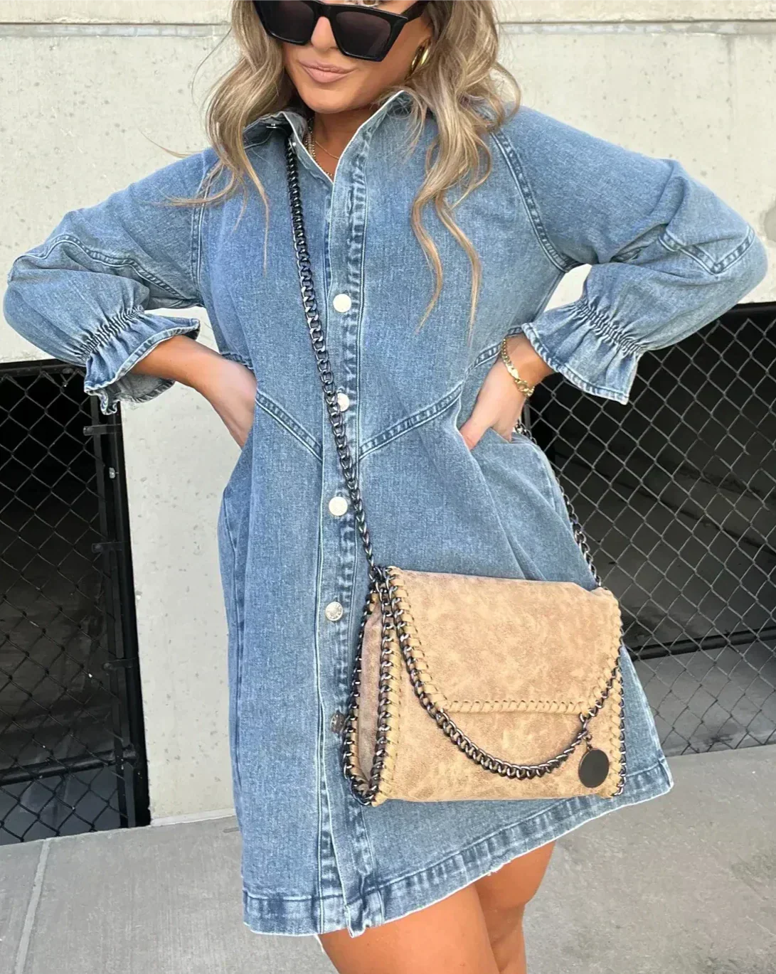 Averis | Dames Stijlvolle Denim Jurk met Knopen Voorzijde, V-gestikte Taille & Vloeiende Ruches aan de Mouwen