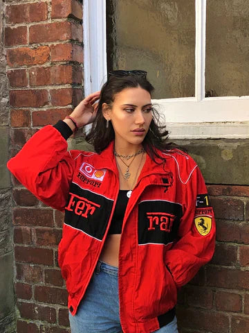 Selith | Veste Ferrari rouge vintage pour femme - Veste de course élégante, inspiration sport automobile rétro