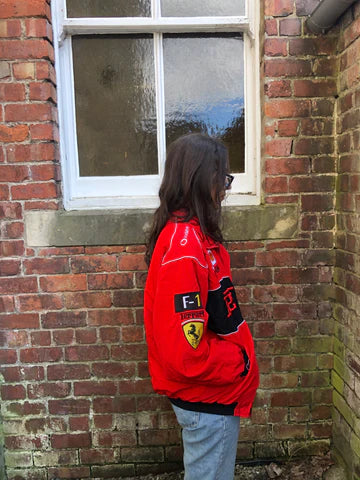 Selith | Veste Ferrari rouge vintage pour femme - Veste de course élégante, inspiration sport automobile rétro