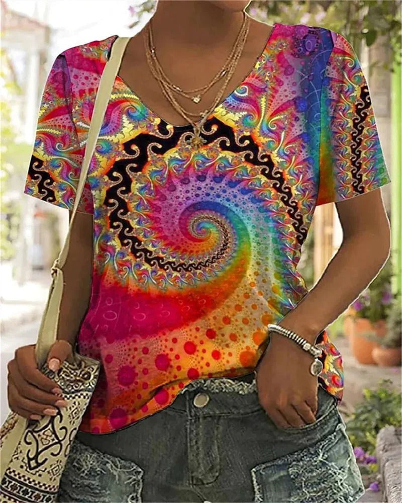 Nyessa | V-hals T-shirt met Swirl Print – Korte Mouwen, Kleurrijke Grafische Zomer Casual Top