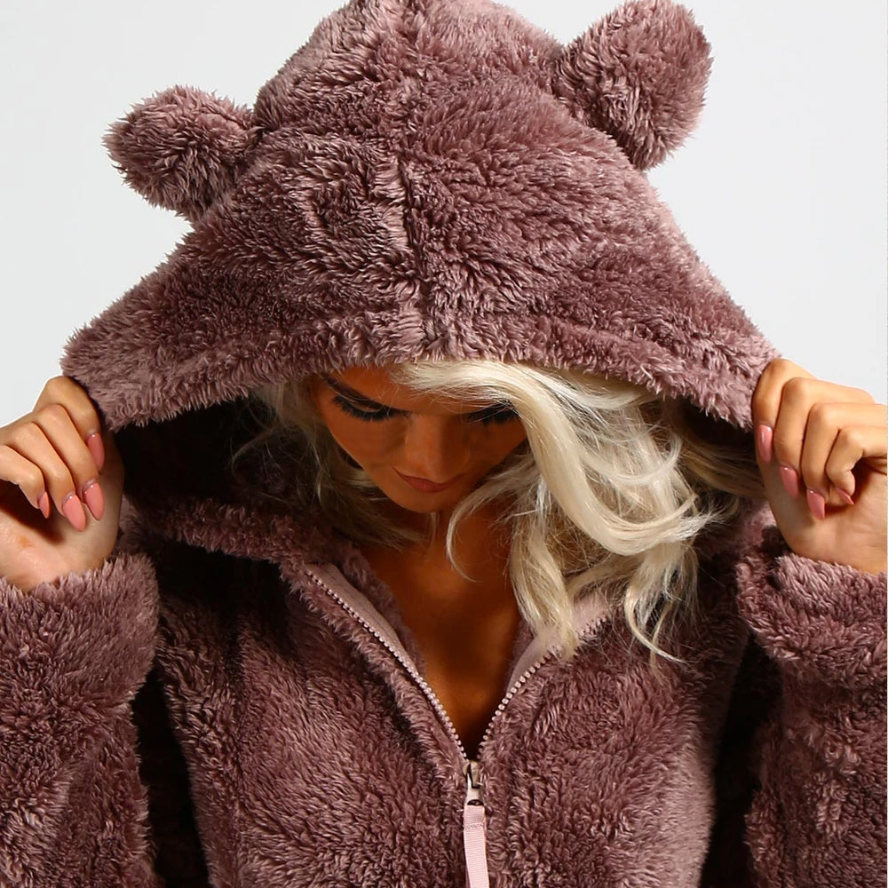 Liorah | Plush fleece onesie voor dames met capuchon en berenoren – Warme, knusse winterpyjama