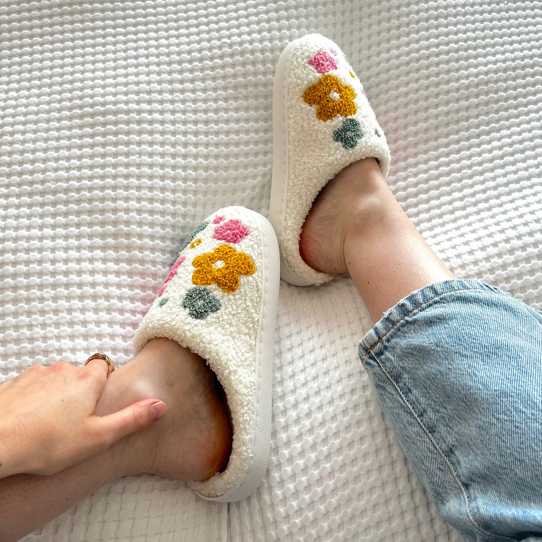 Orletta | Pantoufles fleuries pour femmes – Chaussures d'intérieur douillettes, douces et confortables