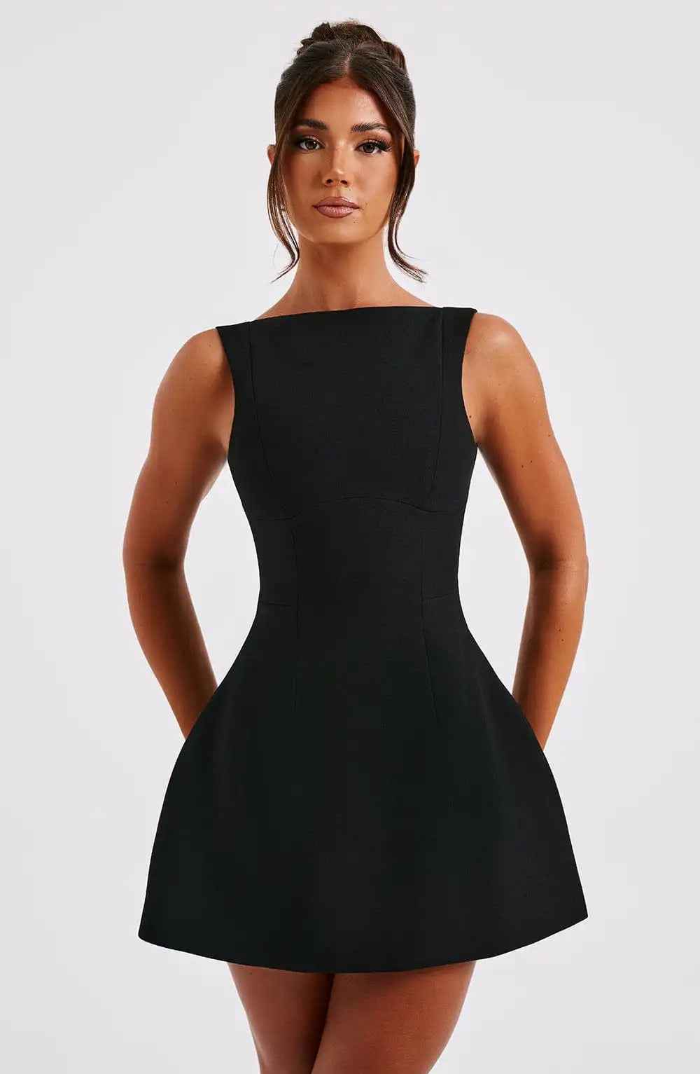 Xavirae | Mini-jurk met uitlopende pijpen voor dames – mouwloos met boothals, elegant en semi-formeel